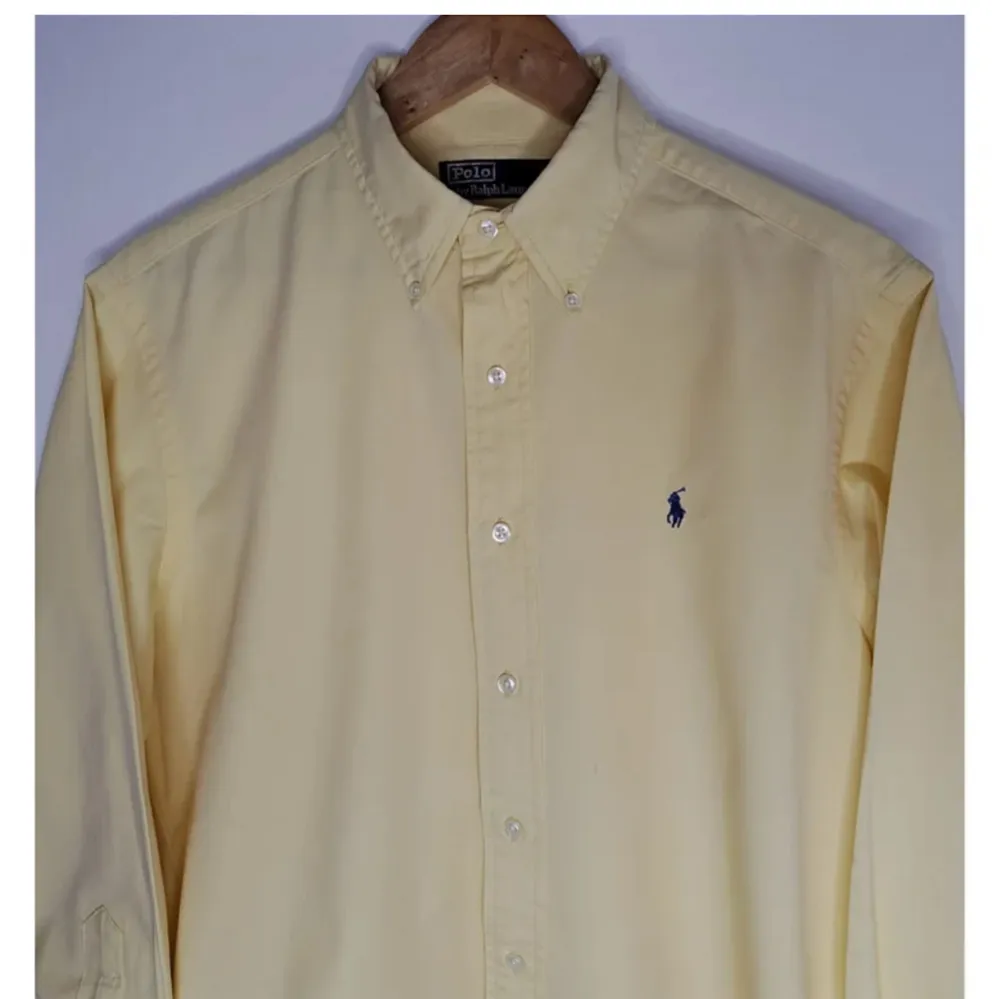 En gul cotton skjorta från ralph lauren i storlek M passar perfekt till våren/sommaren, 9/10 tillstånd knappt använd. Skjortor.
