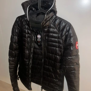 Canada Goose Highbridge  - Den är är nyskick, mycket varsamt använd! Storlek Small. Pris går att diskutera vid smidig affär, inga skampriser.