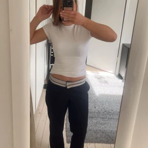 Kostymbyxor - Säljer min vän kostymbyxor från hm🩷Inga skador på byxorna och väldigt fint skick. 