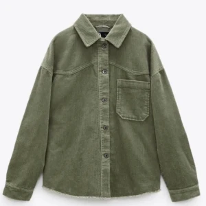 Zara jacka  - Säljer min jacka från zara då den inte kommer till användning längre, använd men i väldigt fint skick🩷 storlek xs men är något oversized. Pris kan diskuteras🩷