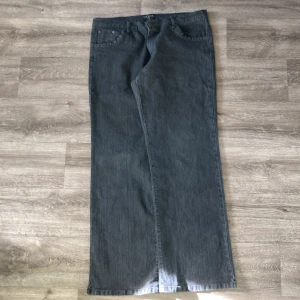 Baggyjeans - Vintage jeans med en cool krona på röven, dem har vädligt fin passform, inte för stort men inte för litet liksom. Är som helt nya inte skrapade eller nått.