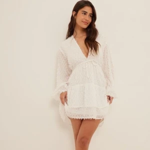 Klänning - Säljer denna drömigt klänning, som dessutom är perfekt inför studenten.🌸 Helt oanvänd, med prislappen kvar. 