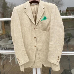 Nino Danielli Linnekavaj 48 - Hej, säljer en udda kavaj från Italienska lyxmärket Nino Danieli i linne. Storlek 48 och rymlig i passform så passar även lite större. Otrolig kvalite, mått står på sista bilden. Medkommer även näsduken på bild samt ett kostymskydd. Nypris 5000kr+. 