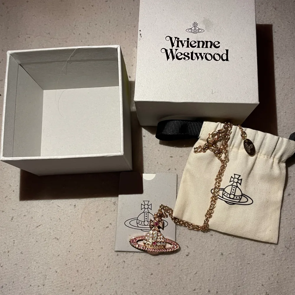 Säljer mitt Vivienne Westwood halsband i roséguld, sparsamt använd. . Accessoarer.