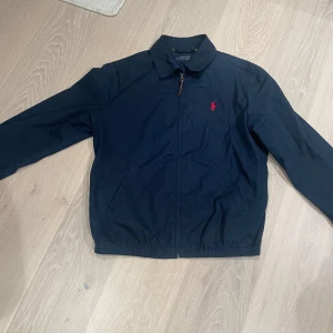 Ralph lauren - Säljer nu min sjukt snygga Polo Ralph lauren bayport jacket. Skick: 9,5/10 (inga defekter) Storlek: M Nypriss: 2800 Mitt pris: 1200 Priset kan diskuteras. Tveka inte att höra av dig vid frågor eller liknande