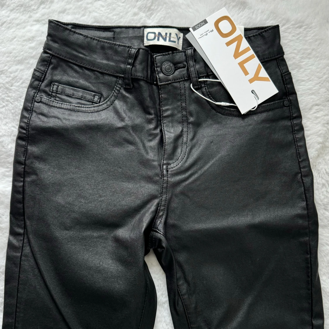 Coated utsvängda jeans från Nelly - 92