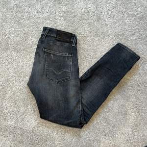 Ett par feta replay jeans i modellen anbass killen på bilden är 173 jeansen är i nyskick och storlek 31/30