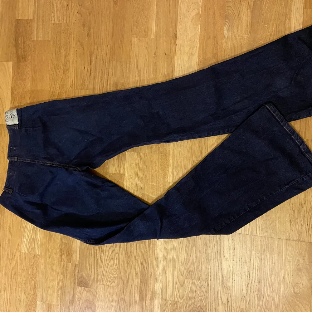 Bootcut vintage jeans från onyx. St 29 (skulle säga passar xs-s). Passar i längd på mig som är 166 cm. Pris: 190 kr. Jeans & Byxor.