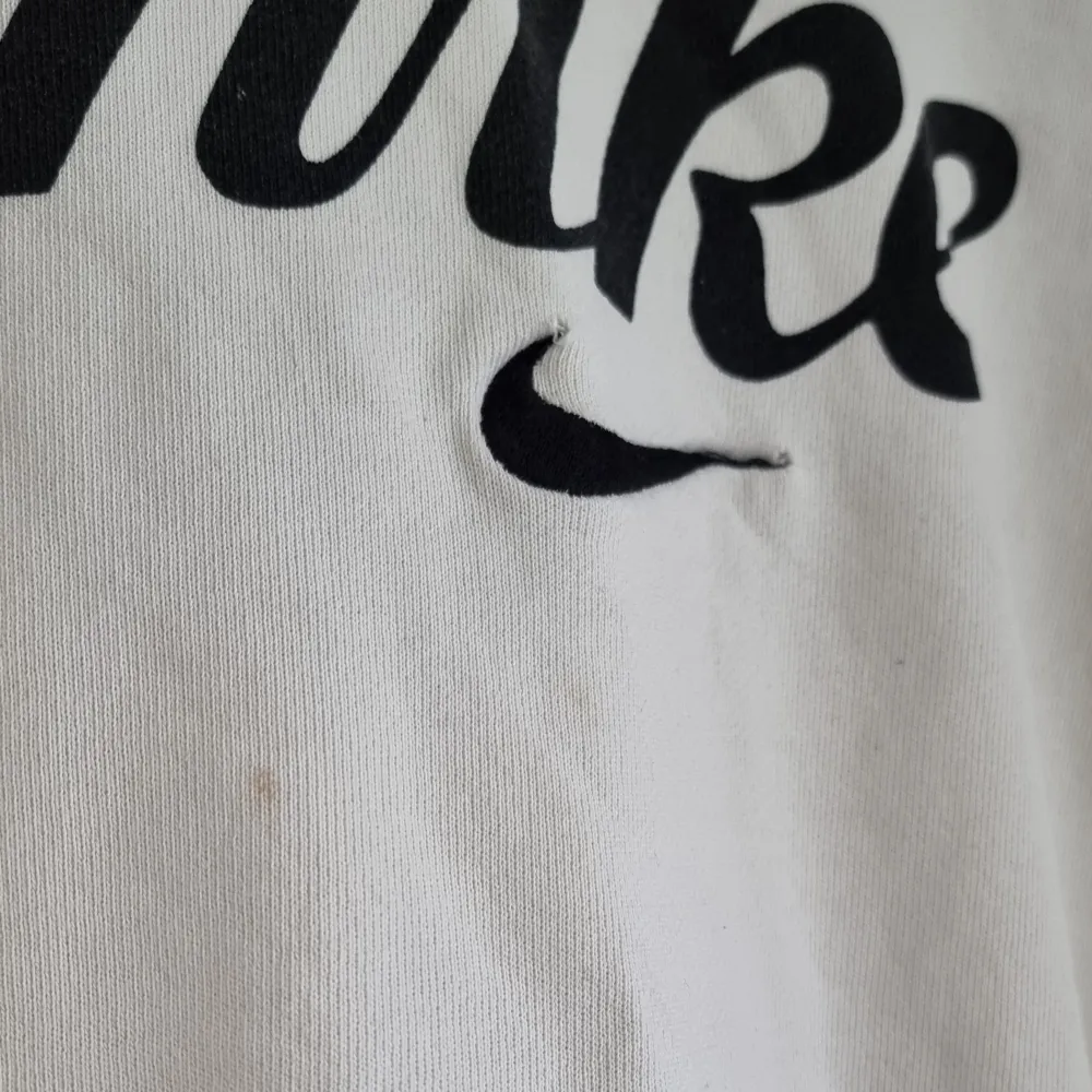 Nike sweatshirt, passar en M/L🩷 Har en liten fläck som syns på bild 3 samt 2 super små hål som knappt syns vid det svarta märket, syns också på bild 3. . Tröjor & Koftor.