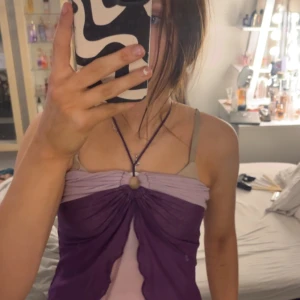 Fin topp - Säljer denna skit gulliga toppen, jätte fin nu till sommaren! Säljer pga råka köpa 2 av den! Pris kan diskuteras och jag har även gömt snörena på bild 2 för att visa hur den ser ut utan snören!💕