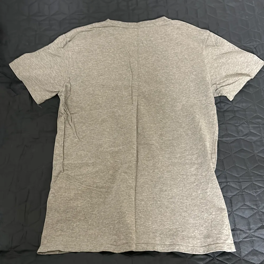 Clean Levis tshirt med stort tryck. köptes för längesen men ej särskilt använd, 9/10. T-shirts.