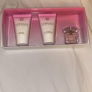 Ett helt nytt Versace set i Bright crystal. Det finns en parfym. Det finns en bath & shower gel och en body lotion båda är på 25ml. Orginalpriset är runt 700 beroende på vart man köper.