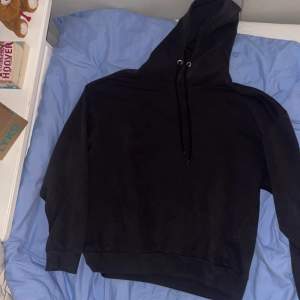 En svart hoodie som använts några få gånger❤️