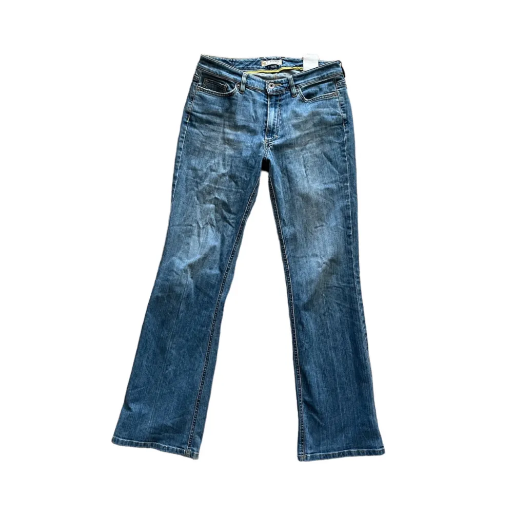 Inga defekter 🌞Innerbensmått 80 cm, Ytterbensmått 103 cm, Midjemått tvärs över 37 cm. Jeans & Byxor.