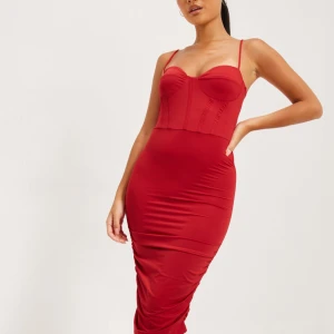 NY Bustier Shape Dress - Superfin bodycon klänning.   Stretchigt, glansigt material Midilängd Tunna axelband Rynkning på sidorna Korsettliknande modell  Aldrig använt! Nypris: 549 sek