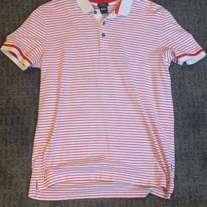 HUGO BOSS Piké tröja - Den är helt oanvänd då de var en present men den var inte riktigt min stil.