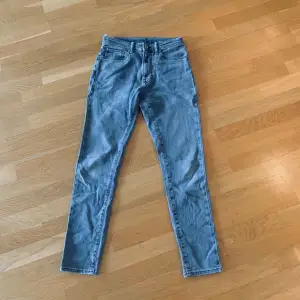 Säljer dessa snygga ljus blå jeans från Uniqlo! Hög Kvalitet i bra skick! Size S! Kostar 300 kr exklusive frakt! Det finns en snöre på byxorna om du inte har bälte (bild finns på den fjärde bilden)