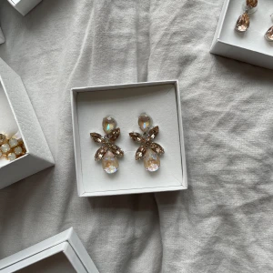Caroline Svedbom örhängen  - Säljer ett par aldrig använda Caroline Svedbom örhängen! Fick dessa superfina örhängen i födelsedagspresent men vill köpa dem i en annan färg.  Nypriset är 1695:- 💞💞💞 Dem är endast testade, därav priset 💖💖💖 