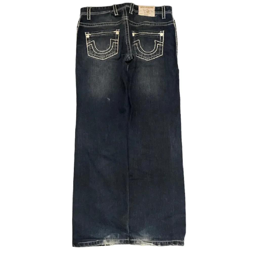 Baggy jeans ifrån true religion i modellen Joey super T. Benöppning 22cm. Storlek 38x34🦇🦇. Jeans & Byxor.