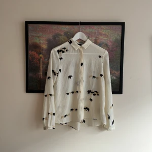 Vit skjorta med elefanter  - Vit skjorta med elefanter på från ZARA i storlek S. Aldrig använd då den är för liten för mig och därför i mycket bra skick. Skjortan säljs inte längre hos ZARA. 🌸