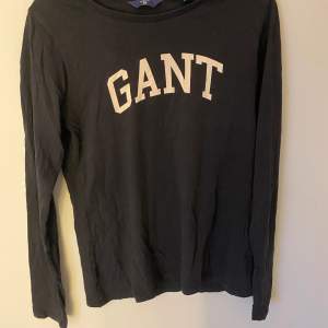 Långärmad Gant tröja med tryck. Bra skick och inte så använd. 