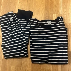 Polarn & pyret pyjamas - PoP-pyjamas, byxor & långärmad tröja. Fint skick förutom 2 små missfärgningar på ena armen, syns knappt. Se bild 2. Färg: marinblått & vitt