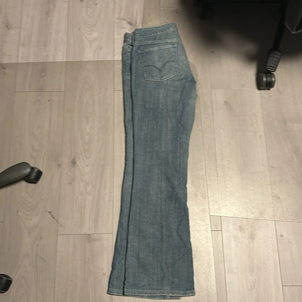 tja säljer nu mina galna levis vintage jeans modellen är 553 och de har galen bootcut som stackar på skorna. de har inga synliga skador midjan är 41 cm och längden är 100 cm. Jeans & Byxor.