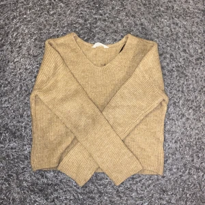 Stickad tröja - Stickad tröja i storlek 146/152, passar storlek S som en något croppad tröja.