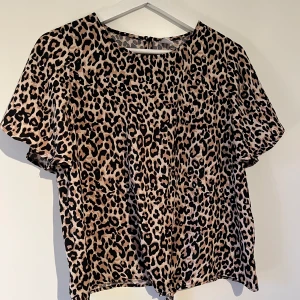 Leopard blus - Använd 2-3 gånger, i strl 158-164 men passar även xs