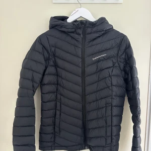 Jacka - En Peak performance jacka som inte kommer till användning något mer. Ordinarie pris 3195kr