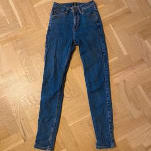 Skinny jeans från Lee stl 25/31. Använda men i bra skick 