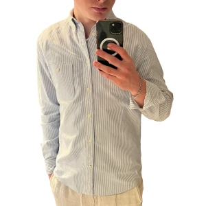 Randig skjorta NN07 - Blå vit randig skjorta från NN07/ No Nationality. Riktigt fint skick utan några defekter. Storlek s men passar stort