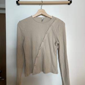 Säljer nu denna asymmetriska/diagonala tröja från Nelly! Aldrig använd, endast testad. Hör av dig om du har frågor ☺️