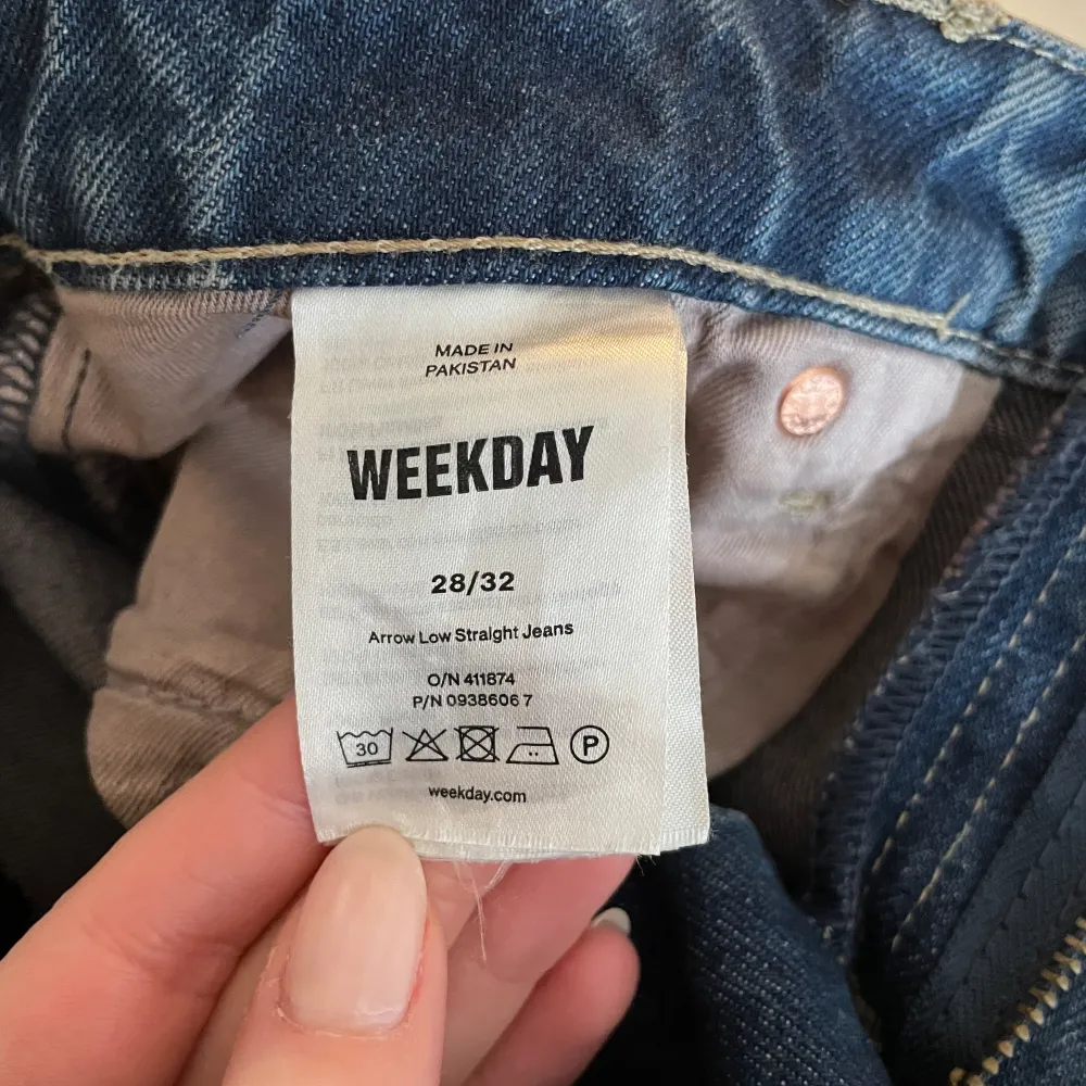 Säljer nu mina lågmidjade jeans från Weekday i modellen Arrow. Mörkare tvätt, kommer tyvärr inte ihåg namnet på färgen. Storlek W28/L32. Använda ett fåtal gånger.. Jeans & Byxor.