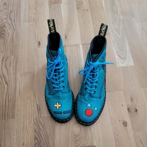 BMO dr. Martens - EU storlek 40 men är små i storleken då skulle säga 38-39. De är officiella CN dr. Martens colaboration, liten BMO figur ingår INTE. Inner sulan är borttagen vid tårna pga slitage. 