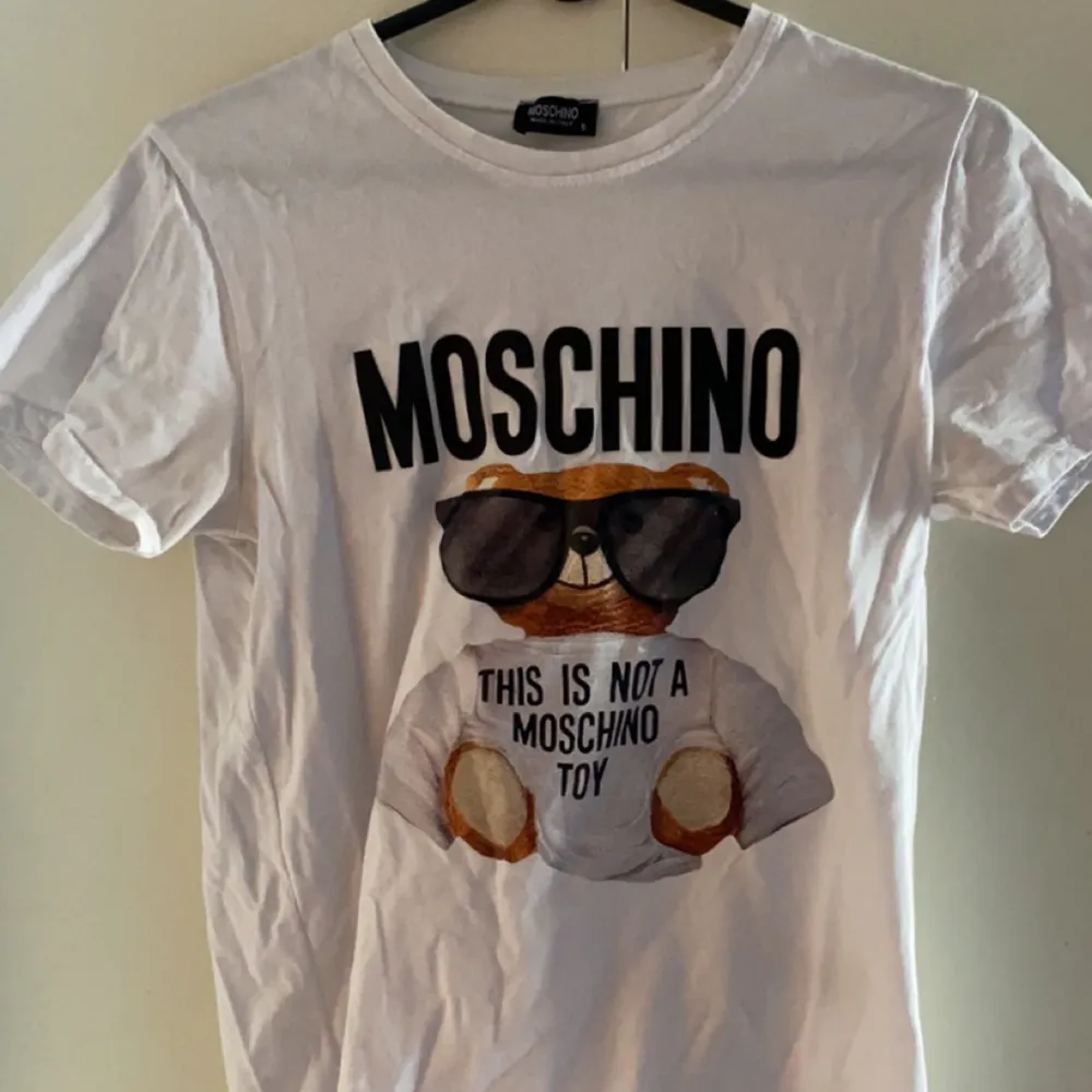 Hej säljer nu min moshino t-shirt då den är för liten🙂. T-shirts.