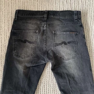 Nudie Jeans - Säljer dessa feta Nudie jeans i fet colorway. Nypris 1600 mitt pris 600. Tveka inte att höra av er om ni har minsta fråga!😃