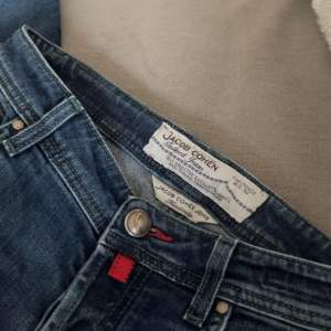 Säljer dessa slim jeans ifrån Jacob Cohën i storlek 31. Jeansen är i modellen 688 och är i mycket bra skick! Skriv om du har några frågor. Pris kan diskuteras vid snabb affär!// Ville😉