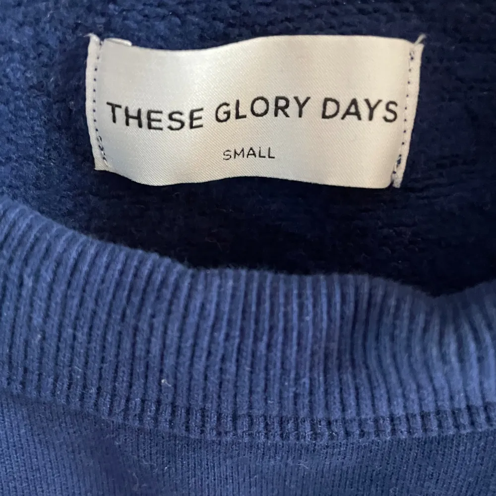 Säljer denna These glory days tröja för endast 149!  Storlek:S. Tröjor & Koftor.