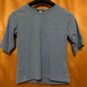 Blå Basic tshirt  - Mjuk Använd men inget fel Längre tshirt ärmar