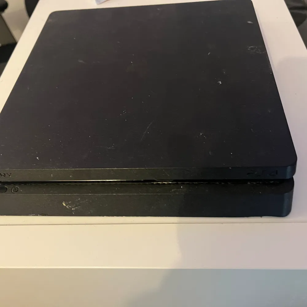 Hej! Säljer nu min lillebrors playstation 4 då han inte har användning utav den då han fått en playstation 5. Den har lite damm på sig men är fullt fungerande, sladden till den är sönder så jag rekommenderar att man köper en ny eller tar en gammal . Accessoarer.