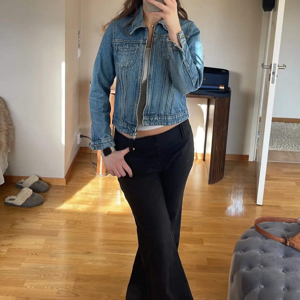 SNYGGASTE jeansjackan från Denim co😍😍skulle säga att den passar som en M. Jackor.