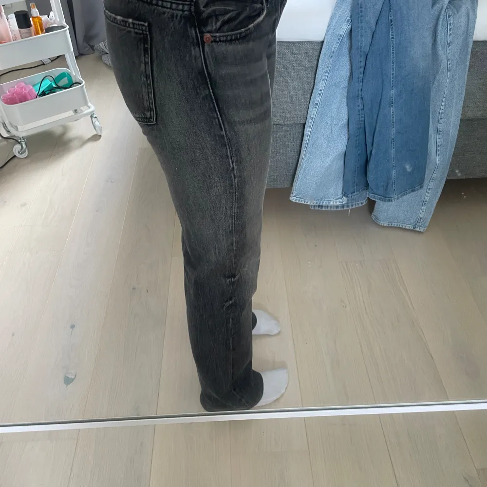 As snygga lågmidjade jeans ifrån Zara. Uppsydda till mig som är 162cm lång. Använd typ 2 ggr. Nyskick.. Jeans & Byxor.