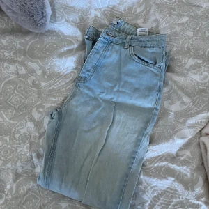 Jeans med slits - Väldigt fina jeans från Hanna Schönberg x NA-KD!🩷 Storlek 38🌸 Se defekt på sista bilden!
