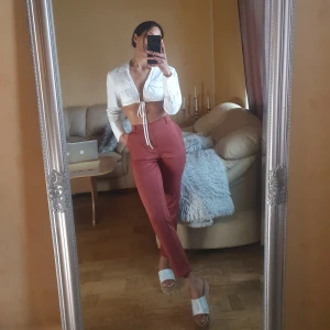 Tegelröda byxor - Stabila tegel röda byxor från Vero Moda med inga fel alls. Sitter hur bra som helst (ass pants) på nån i rätt storlek. Tråkigt att bli av med dom, men dom sitter inte som dom borde (bild3) och måste rensa! Står XS men är nog mer S/M 🧱🧱  