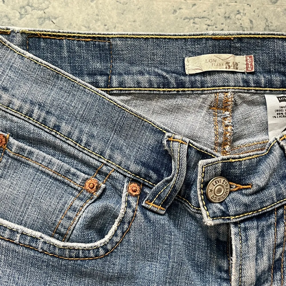 Säljer dessa vintage Levis i low flare modell⭐️ ingen lapp med storlek på jeansen men passar mig som är s och 170cm lång. Jeansen är i mycket bra skick men är något slitna längst ner.. Jeans & Byxor.