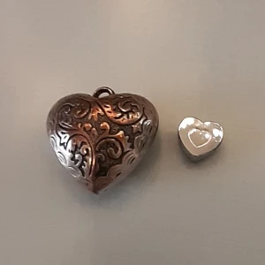 2st hjärt bearlocks - Säljer två stycken hjärtbearlocks men funkar även att andvända till armband eller örhängen osv. Kjedjan ingår inte. Det stora hjärtat har missfärgats lite och vet inte vilken metall båda är i tyvärr. Mått: Lilla-ca:1,5cm×1,5cm. Stora-ca:4cm×4cm. 