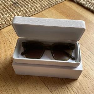 Chimi 04 Green  - Ett par gröna chimis i bra skick, mitt pris 649kr ny pris ca 1250kr. Hör av er vid frågor. (pris kan diskuteras). Box och allt ingår.