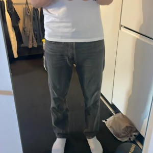 Weekday jeans - Säljer nu dessa jeans då de inte används så mycket. De är nästan nyskick då de är sparsamt använda. Jeansen är i modellen ”Barrel” som motsvarar ungefär mellan slim och regular fit. Hör av dig vid minsta fundering🤝