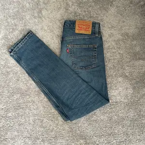 Levi Strauss & co jeans, modell 511, storlek W29 L32. Sitter lagom slim, bra skick. Skriv om frågor,  priset är inte slaget i sten. 